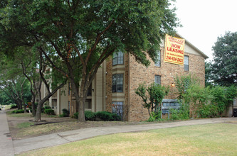 Bennett Place Apartments in Dallas, TX - Building Photo - Building Photo