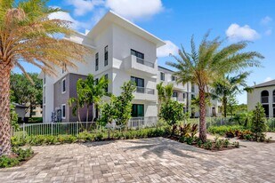 Boca Villas in Boca Raton, FL - Building Photo