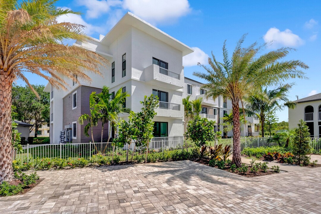 Boca Villas in Boca Raton, FL - Building Photo