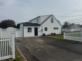 10 Vermont St in Lindenhurst, NY - Building Photo