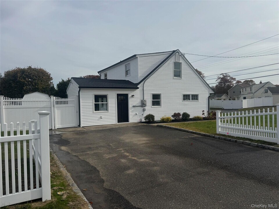 10 Vermont St in Lindenhurst, NY - Building Photo