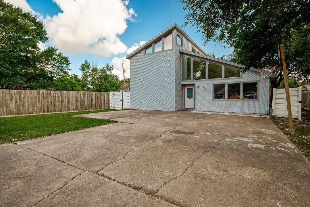 6311 Crestside Dr in Pasadena, TX - Building Photo