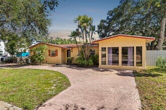 240 Lyndhurst St in Dunedin, FL - Building Photo - Building Photo