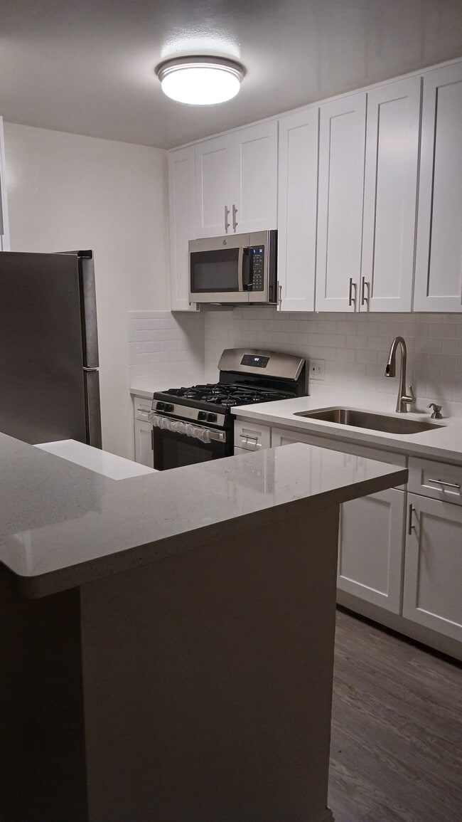 3293 Cahuenga Blvd W