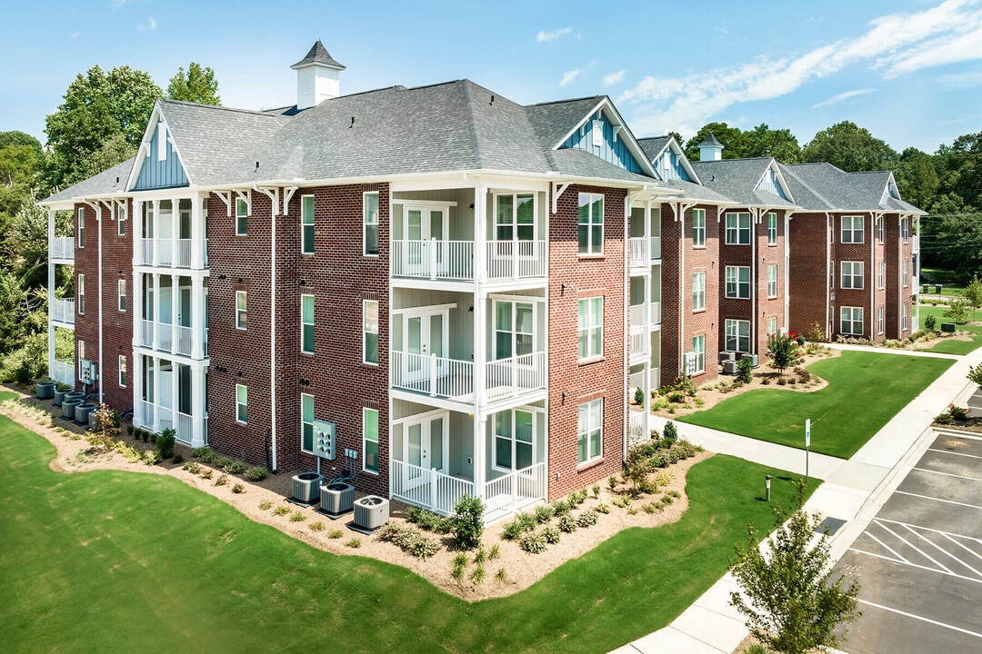 Groves at Waters Edge in Waynesville, NC - Foto de edificio