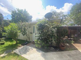 1348 N Spaulding Ave, Unit GUESTHOUSE in Los Angeles, CA - Building Photo