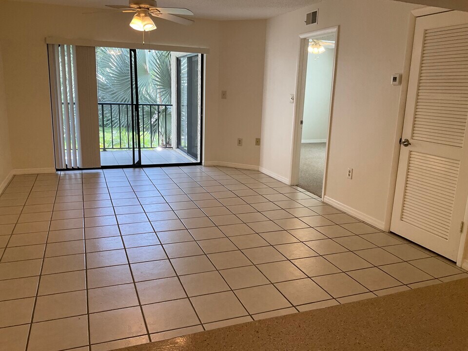 2309 W Texas Ave, Unit 202 in Tampa, FL - Building Photo