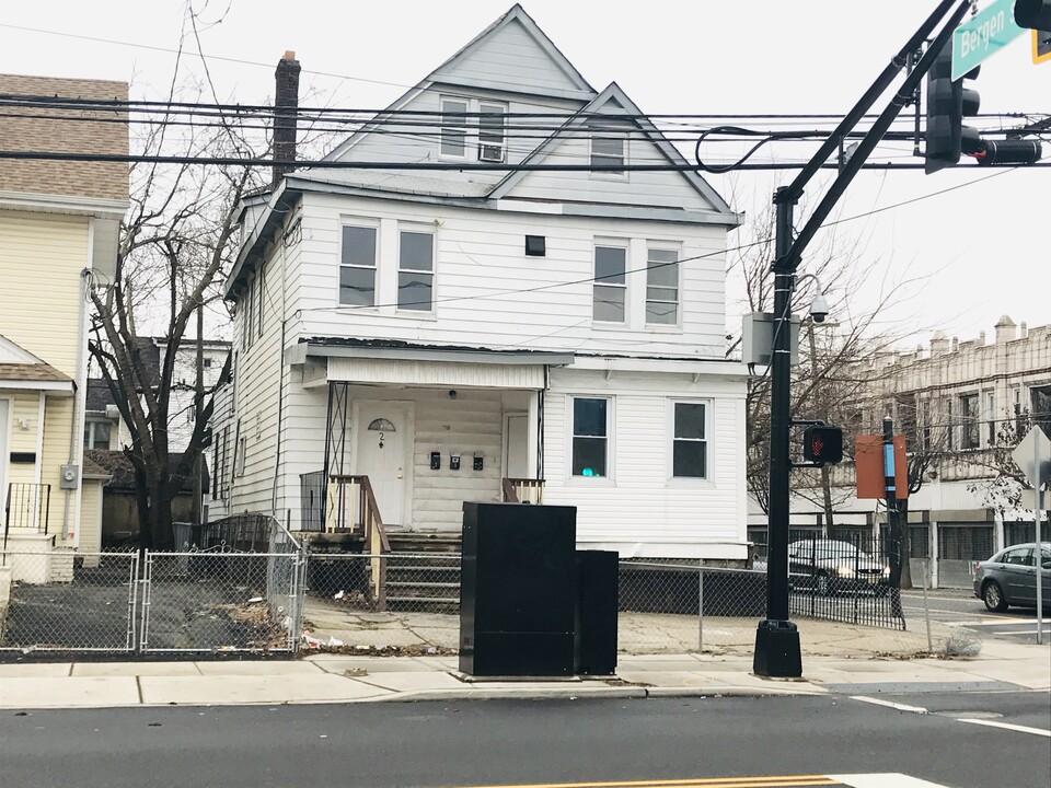 70 Lyons Ave in Newark, NJ - Building Photo