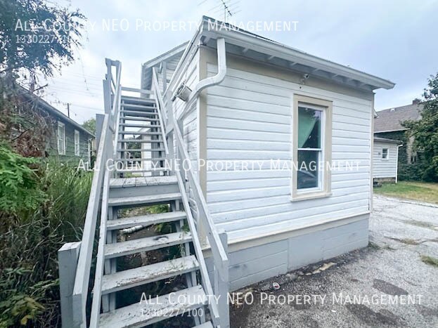 859 Brown St-Unit -Up Unit in Akron, OH - Building Photo - Building Photo