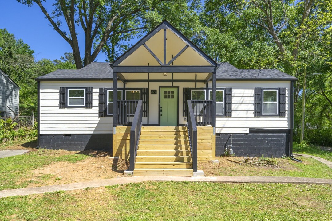 2632 Blount St in East Point, GA - Building Photo