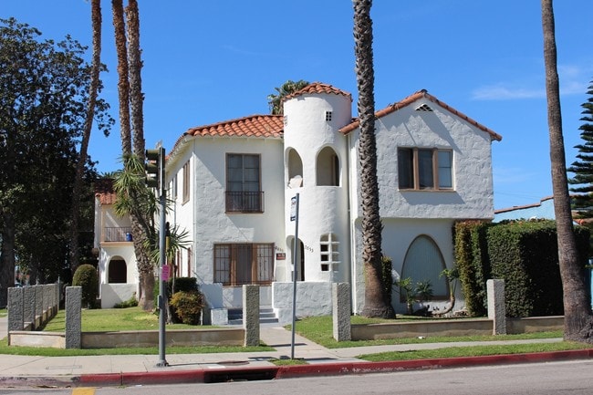 2853 Buckingham Rd in Los Angeles, CA - Foto de edificio - Building Photo