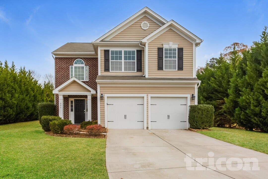 806 Simones Ct in Statesville, NC - Building Photo