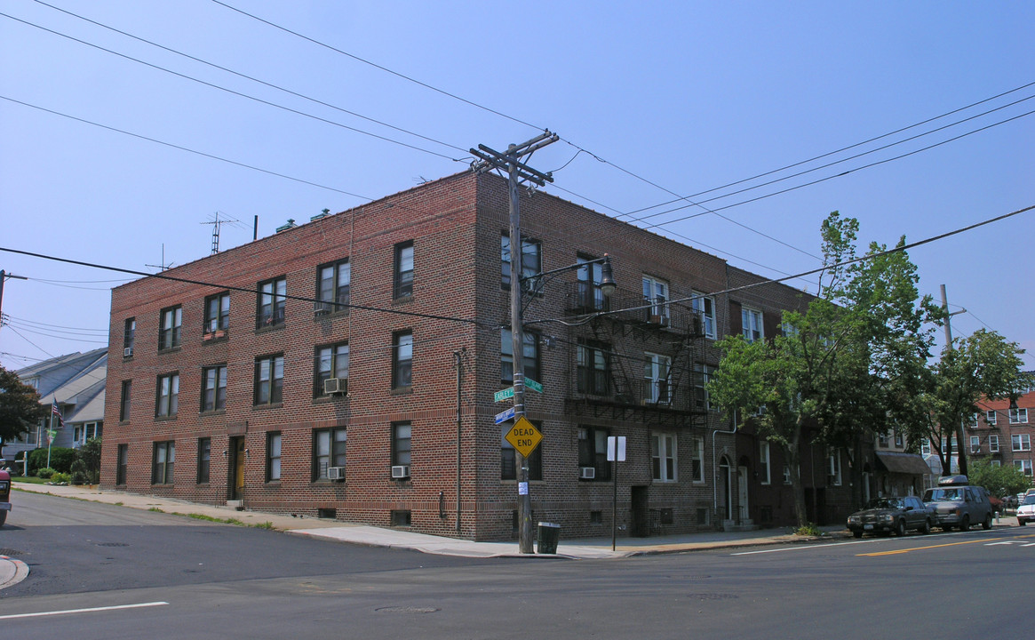 181 City Island Ave in Bronx, NY - Building Photo