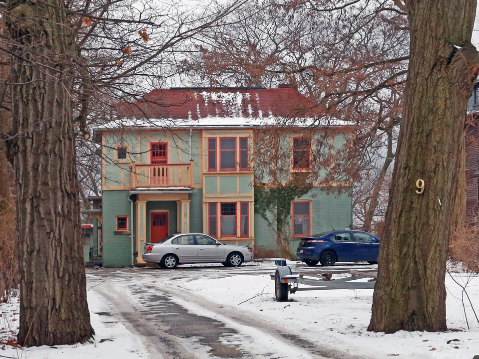 9 Benlamond Ave in Toronto, ON - Building Photo