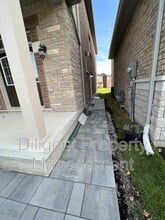 80 Woolacott Ln in Bowmanville, ON - Building Photo - Building Photo