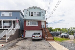 29-31-31 Glenn Dr in Woodbridge Township, NJ - Building Photo