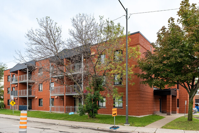 390 De L'espinay Rue in Québec, QC - Building Photo - Primary Photo