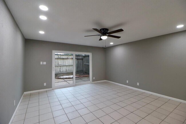 11550 Chimney Rock Rd in Houston, TX - Building Photo - Building Photo