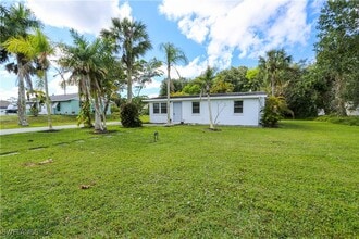 5761 Lancewood Way in Naples, FL - Foto de edificio - Building Photo