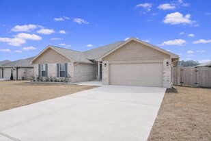 5833 Crestlake Dr in Crestview, FL - Building Photo