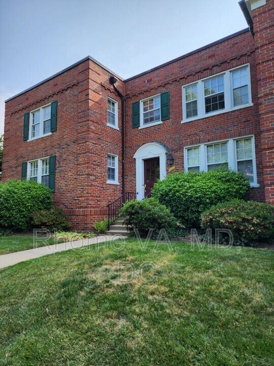 1801 Queens Ln in Arlington, VA - Building Photo