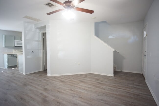 7117 Walkup Ln in Austin, TX - Foto de edificio - Building Photo