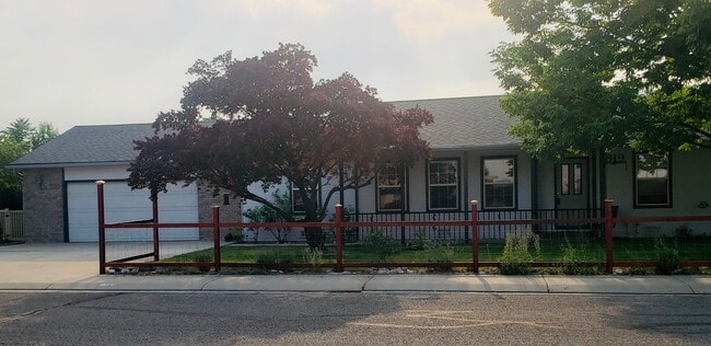 property at 819 Elberta Ave