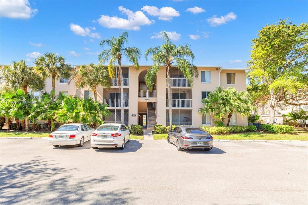 13771 Oneida Dr in Delray Beach, FL - Building Photo