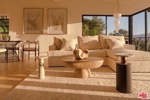 7802 Torreyson Dr in Los Angeles, CA - Building Photo