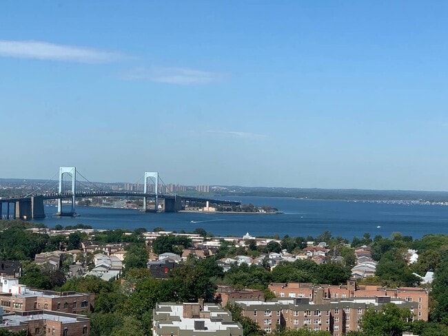 One Bay Club Dr in Queens, NY - Building Photo - Building Photo