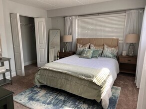 111 73rd Ave N in St. Petersburg, FL - Foto de edificio - Building Photo