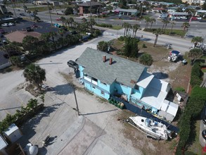 1411 S Atlantic Ave in New Smyrna Beach, FL - Foto de edificio - Building Photo