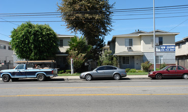 Whitsett Courtyard Apartments in North Hollywood, CA - Building Photo - Building Photo