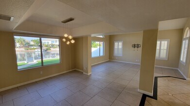 5660 W Abraham Ln in Glendale, AZ - Foto de edificio - Building Photo