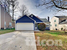 575 Woodcrest Manor Dr in Stone Mountain, GA - Building Photo