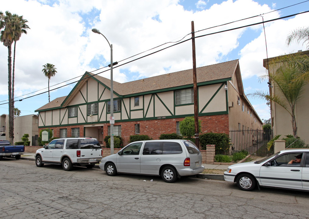 21817 Lanark St in Canoga Park, CA - Foto de edificio