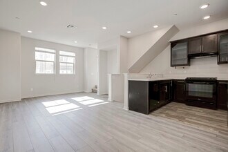 14121 W Oak Ln in Van Nuys, CA - Building Photo - Building Photo