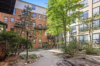 6533 E Jefferson Ave in Detroit, MI - Building Photo - Building Photo