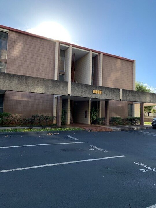 5095 Likini St in Honolulu, HI - Building Photo