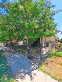 122 N College Ave in Fresno, CA - Building Photo - Building Photo