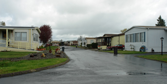 1200 E Central Ave in Sutherlin, OR - Foto de edificio - Building Photo