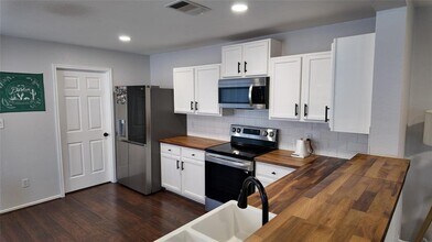 102 Kendall Cove in Elgin, TX - Building Photo - Building Photo