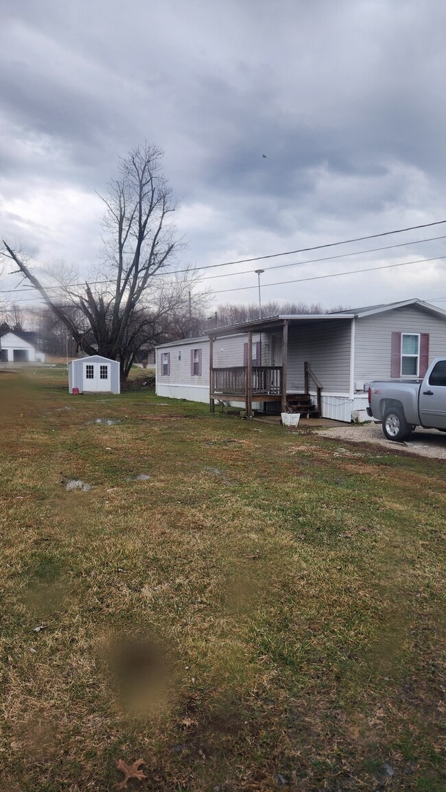 207 Cedar St in Loogootee, IN - Foto de edificio - Building Photo