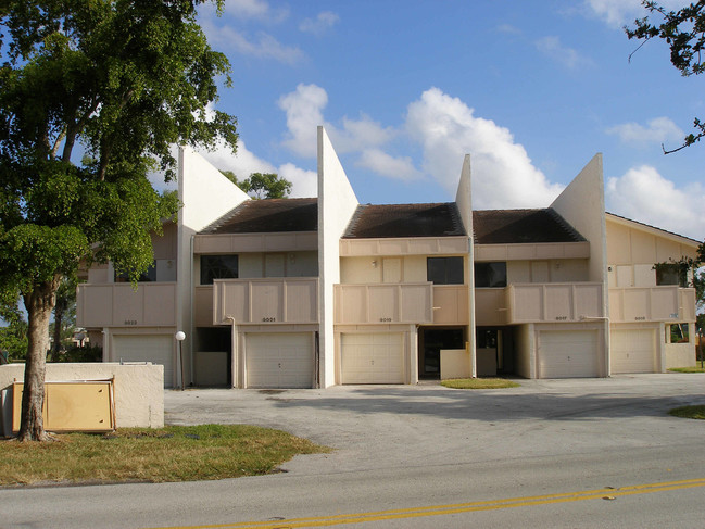 9015 NW 38th Dr in Coral Springs, FL - Foto de edificio - Building Photo