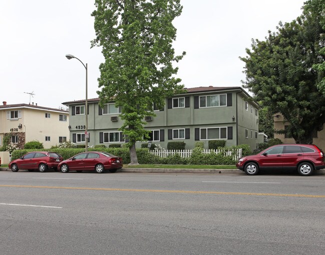4930 Hazeltine Ave in Sherman Oaks, CA - Foto de edificio - Building Photo
