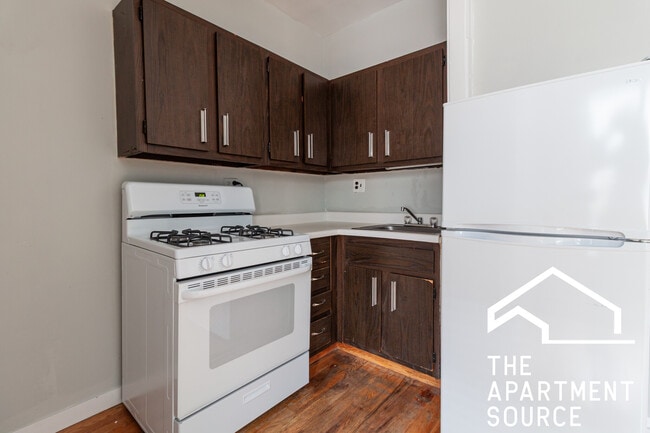 3721 N Pine Grove Ave, Unit E3 in Chicago, IL - Building Photo - Building Photo