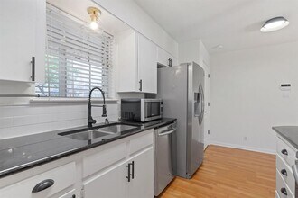 2407 Southland Dr in Austin, TX - Building Photo - Building Photo