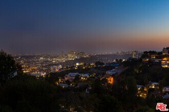 8780 Hollywood Blvd in Los Angeles, CA - Foto de edificio - Building Photo