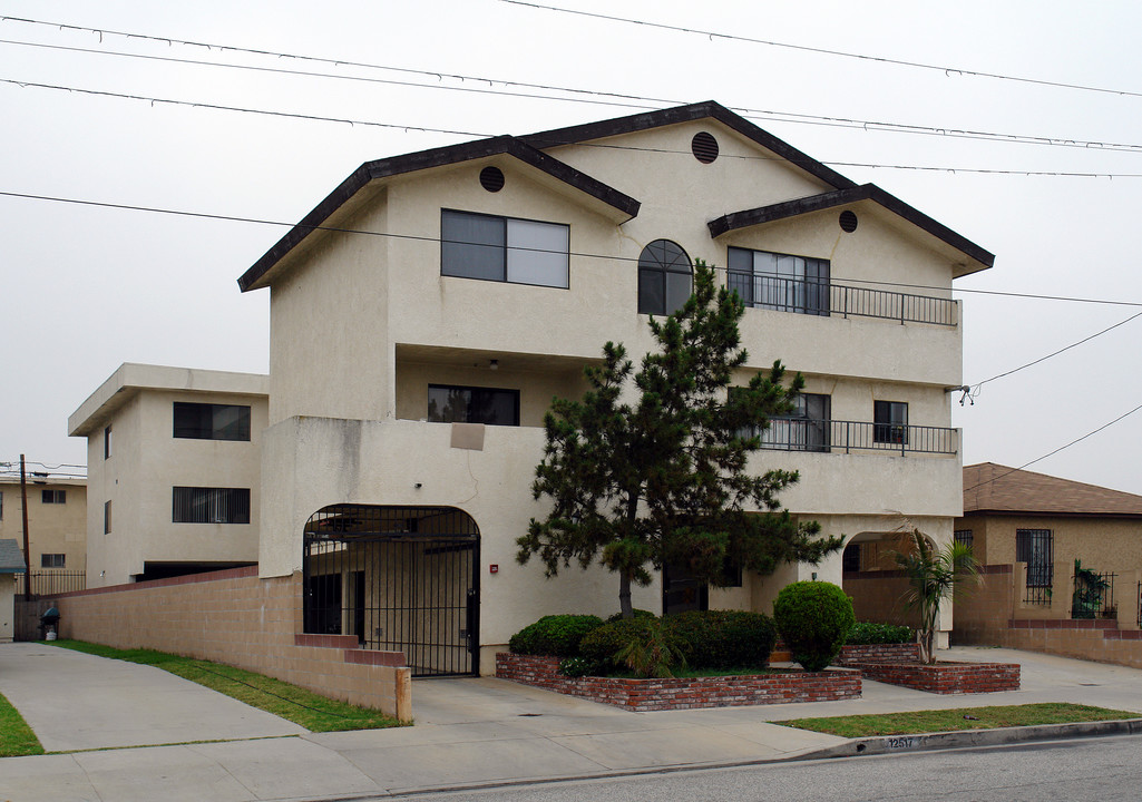 12517 Freeman Ave in Hawthorne, CA - Building Photo