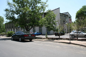 Snow Lion Residence Hall in Boulder, CO - Foto de edificio - Building Photo